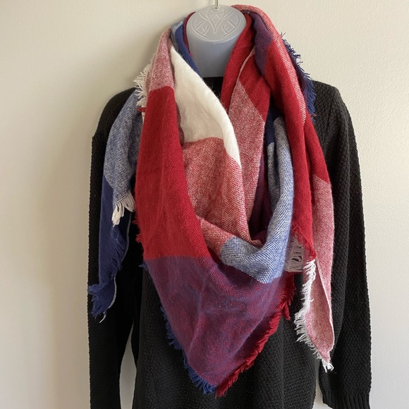 Tartan Triangle Scarf - Picture 4 of 8